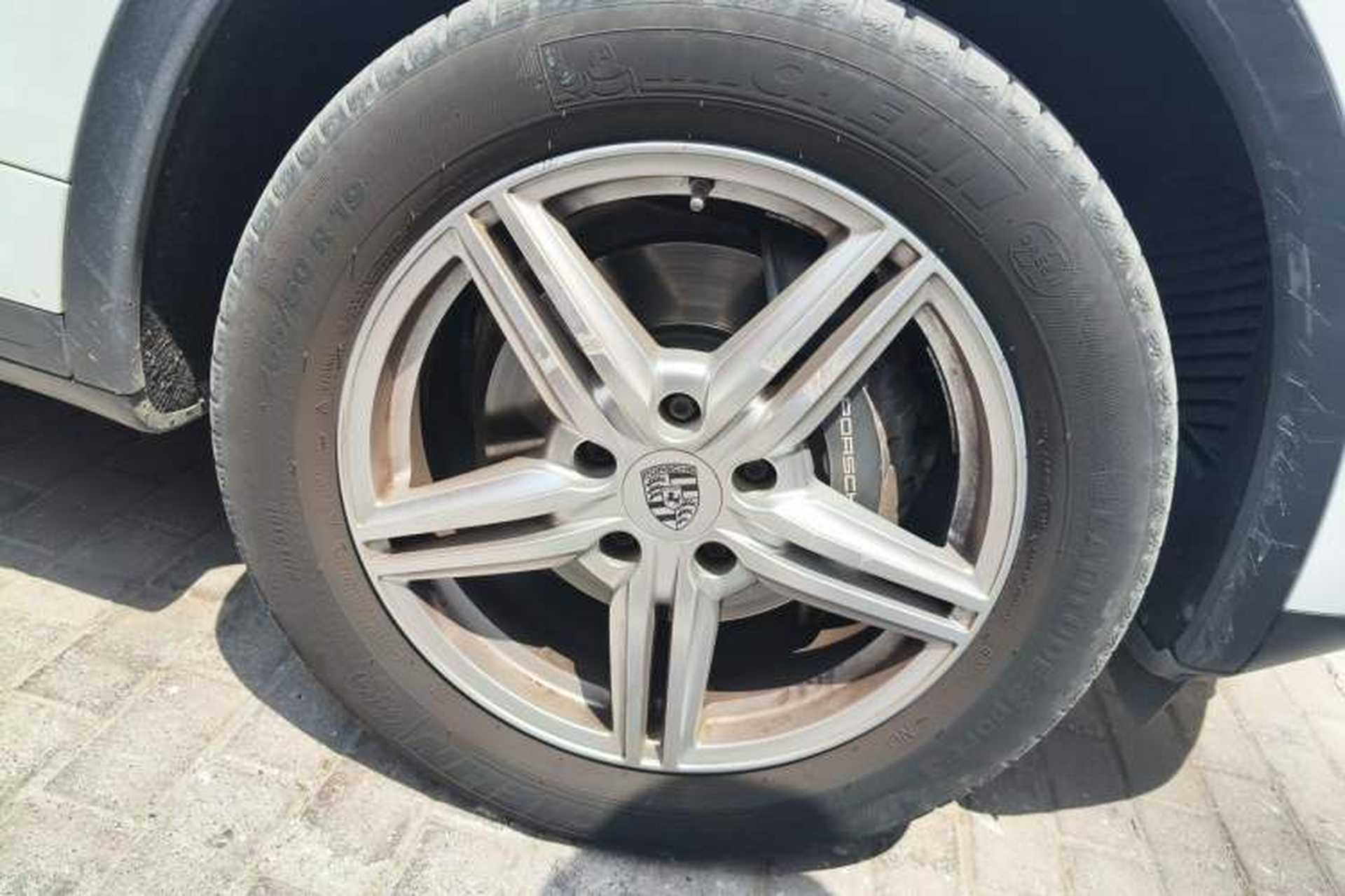 Used Porsche Cayenne 2015 Cayenne 3.0T Right Front Wheel Hub