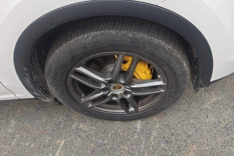 Used Porsche Cayenne 2015 Cayenne 3.0T Right Front Wheel Hub