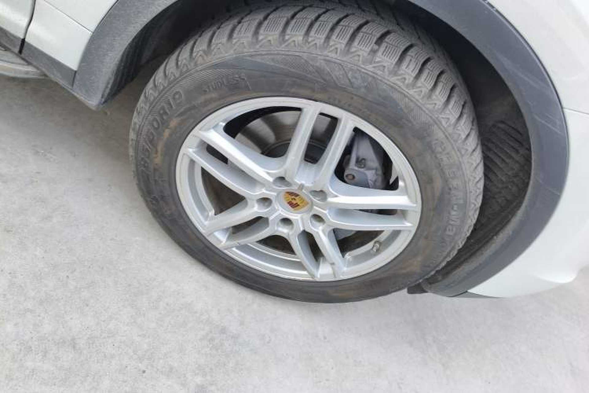 Used Porsche Cayenne 2015 Cayenne 3.0T Right Front Wheel Hub