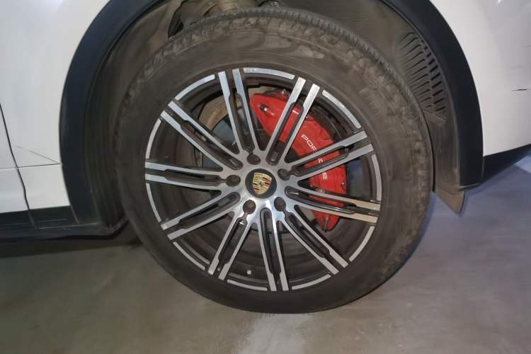 Used Porsche Cayenne 2015 Cayenne 3.0T Right Front Wheel Hub