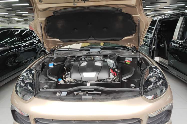 Used Porsche Cayenne 2015 Cayenne 3.0T Engine Bay