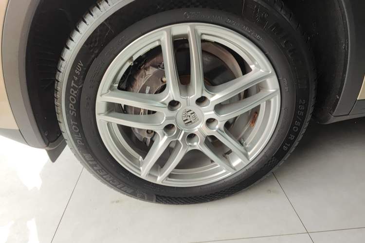 Used Porsche Cayenne 2015 Cayenne 3.0T Left Front Wheel Hub