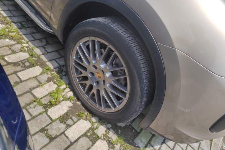 Used Porsche Cayenne 2015 Cayenne 3.0T Right Front Wheel Hub