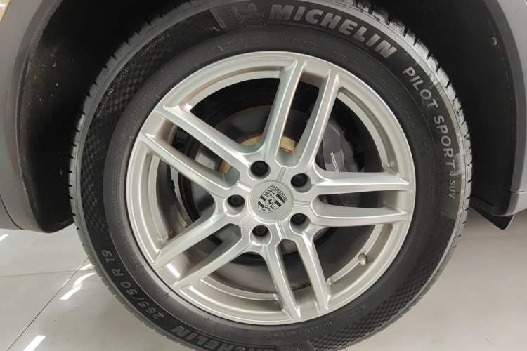 Used Porsche Cayenne 2015 Cayenne 3.0T Right Rear Wheel Hub
