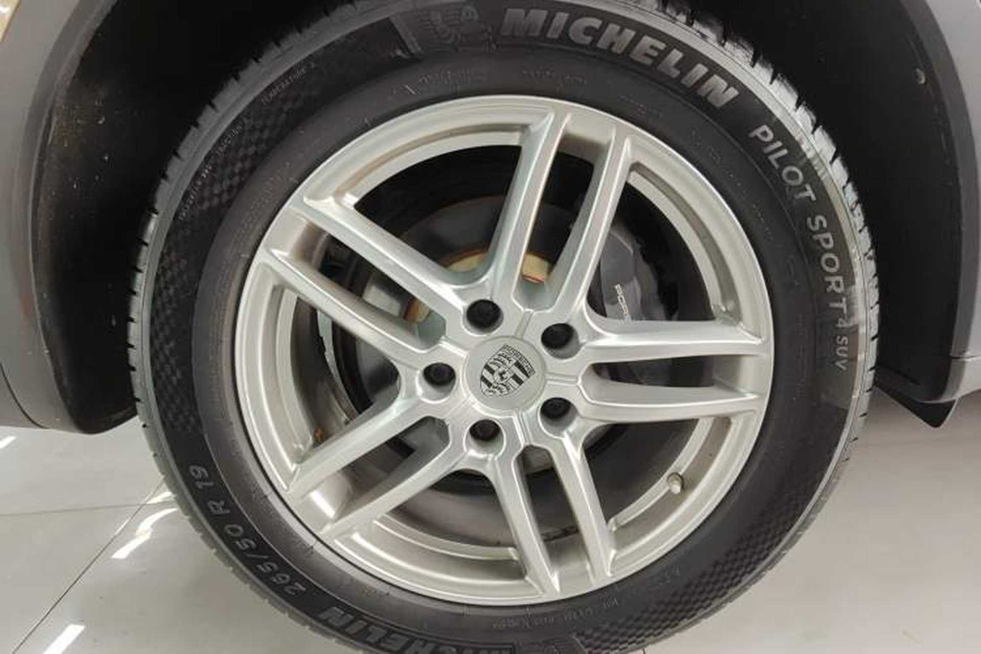 Used Porsche Cayenne 2015 Cayenne 3.0T Right Rear Wheel Hub