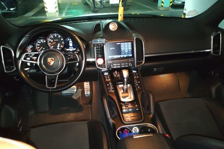 Used Porsche Cayenne 2016 Cayenne Platinum Edition 3.0T Center Console