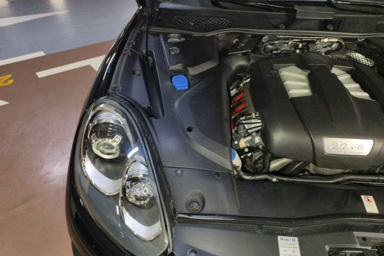 Used Porsche Cayenne 2016 Cayenne Platinum Edition 3.0T Engine Bay Right