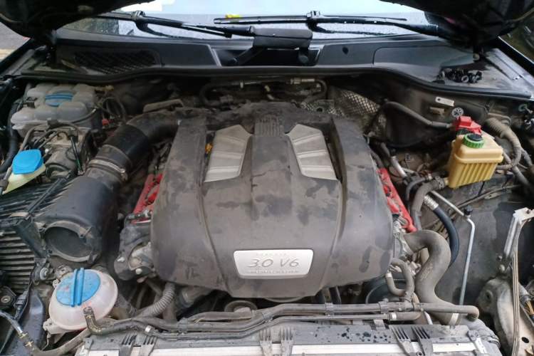 Used Porsche Cayenne 2016 3.0T parallel import Engine Bay