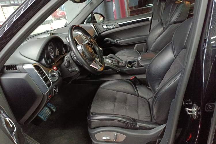 Used Porsche Cayenne 2016 Cayenne Platinum Edition 3.0T Left Front Seat