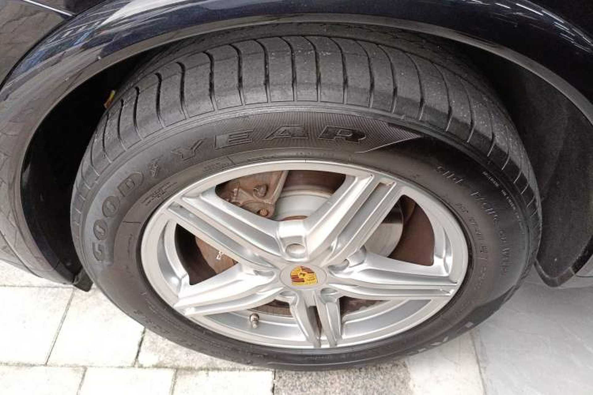 Used Porsche Cayenne 2016 Cayenne Platinum Edition 3.0T Left Front Wheel Hub