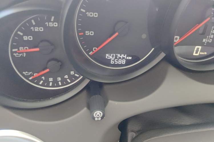 Used Porsche Cayenne 2016 Cayenne 3.0T Odometer Close Up