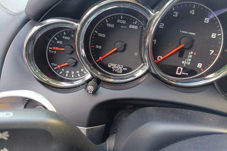 Used Porsche Cayenne 2016 Cayenne 3.0T Odometer Close Up