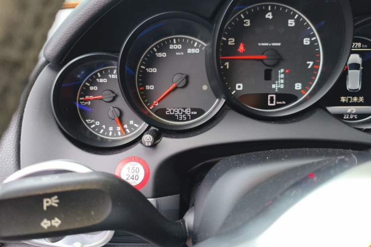 Used Porsche Cayenne 2016 Cayenne 3.0T Odometer Close Up