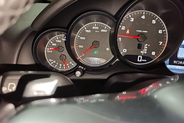 Used Porsche Cayenne 2016 Cayenne Platinum Edition 3.0T Odometer Close Up
