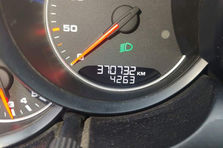 Used Porsche Cayenne 2016 Cayenne 3.0T Odometer Close Up