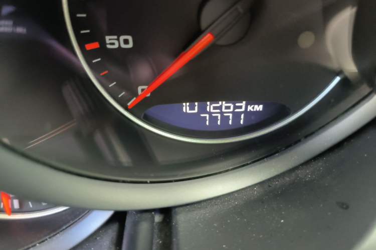 Used Porsche Cayenne 2016 Cayenne 3.0T Odometer Close Up