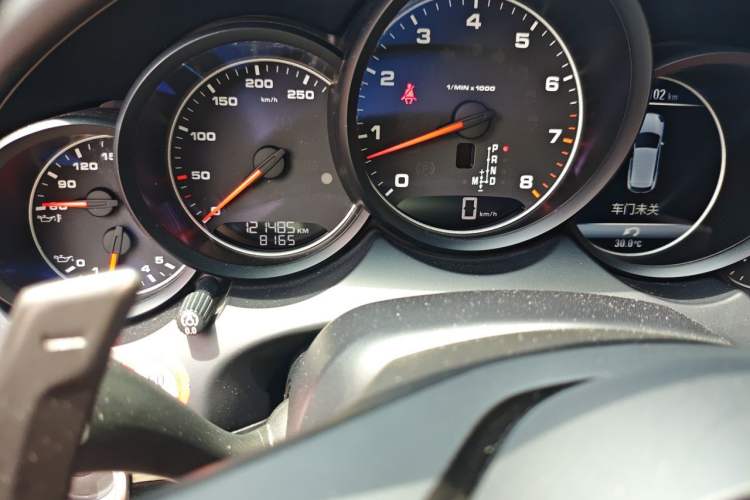 Used Porsche Cayenne 2016 Cayenne 3.0T Odometer Close Up