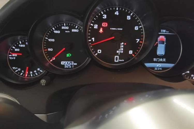 Used Porsche Cayenne 2016 Cayenne 3.0T Odometer Close Up