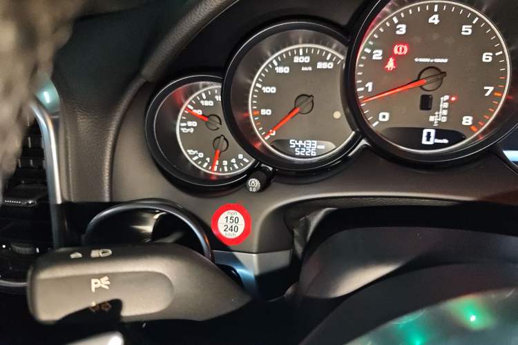 Used Porsche Cayenne 2016 Cayenne 3.0T Odometer Close Up