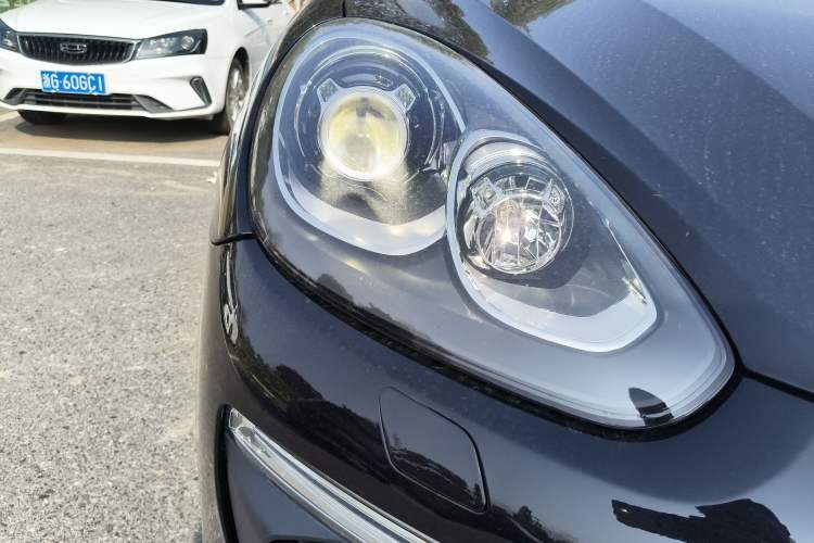 Used Porsche Cayenne 2016 Cayenne Platinum Edition 3.0T Right Front Headlight