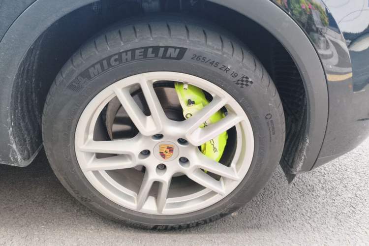 Used Porsche Cayenne 2016 Cayenne 3.0T Right Front Wheel Hub