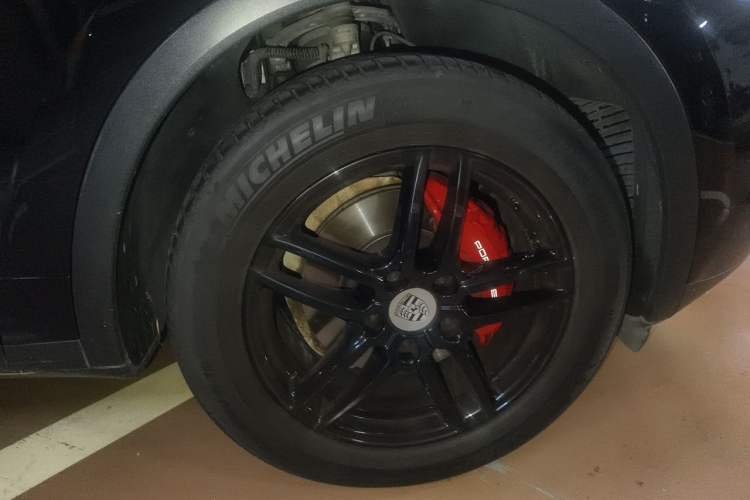 Used Porsche Cayenne 2016 Cayenne Platinum Edition 3.0T Right Front Wheel Hub