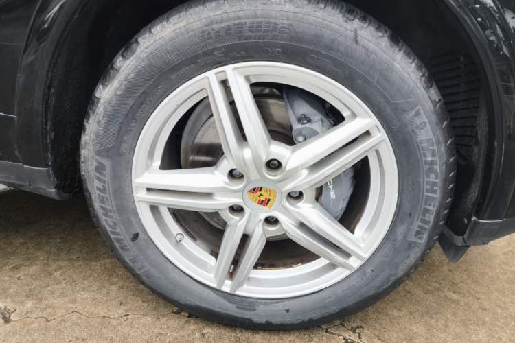 Used Porsche Cayenne 2016 Cayenne Platinum Edition 3.0T Right Front Wheel Hub