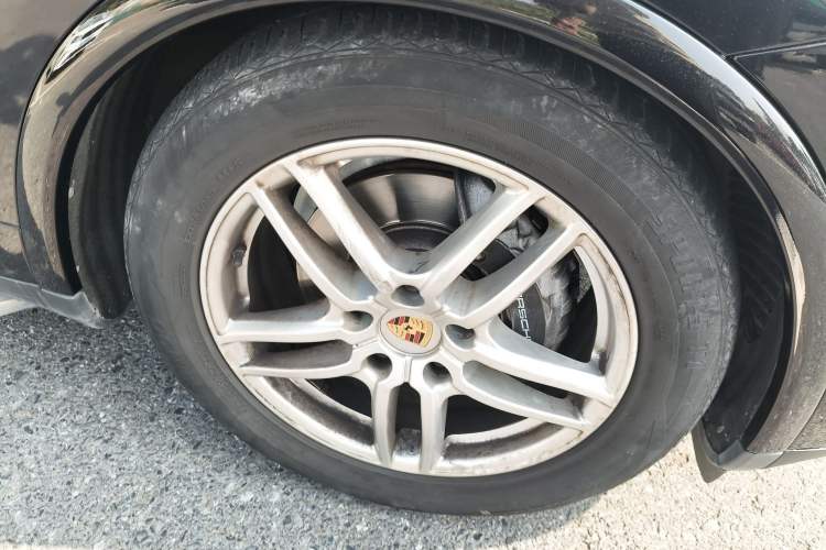 Used Porsche Cayenne 2016 Cayenne Platinum Edition 3.0T Right Front Wheel Hub