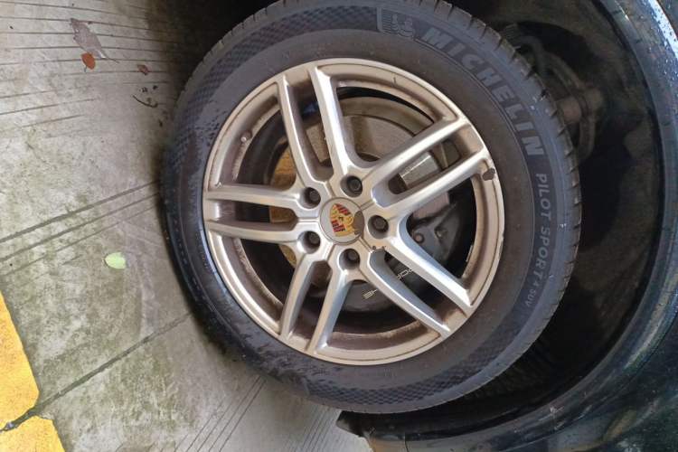 Used Porsche Cayenne 2016 3.0T parallel import Right Front Wheel Hub