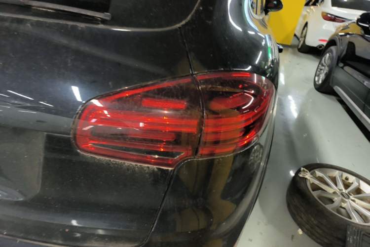 Used Porsche Cayenne 2016 Cayenne Platinum Edition 3.0T Right Rear Taillight