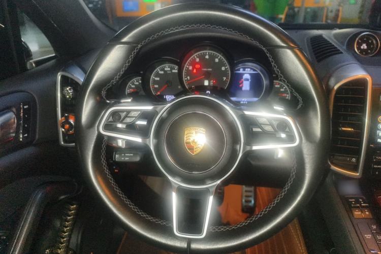 Used Porsche Cayenne 2016 Cayenne Platinum Edition 3.0T Steering Wheel