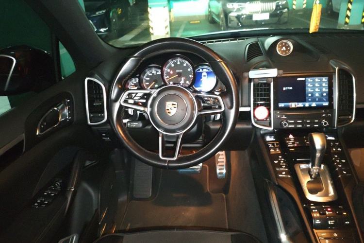 Used Porsche Cayenne 2016 Cayenne Platinum Edition 3.0T Steering Wheel