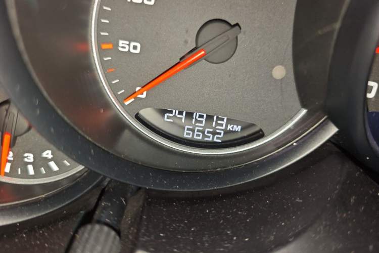 Used Porsche Cayenne 2016 Cayenne 3.0T Odometer Close Up