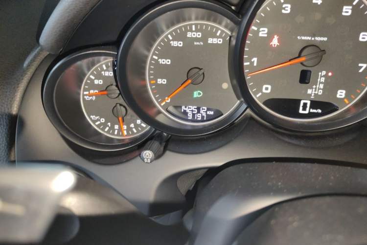Used Porsche Cayenne 2016 Cayenne 3.0T Odometer Close Up