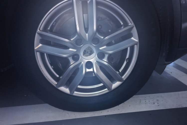 Used Porsche Cayenne 2016 Cayenne 3.0T Right Front Wheel Hub