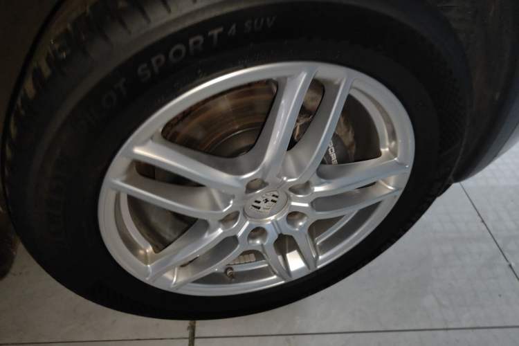 Used Porsche Cayenne 2016 Cayenne 3.0T Right Front Wheel Hub