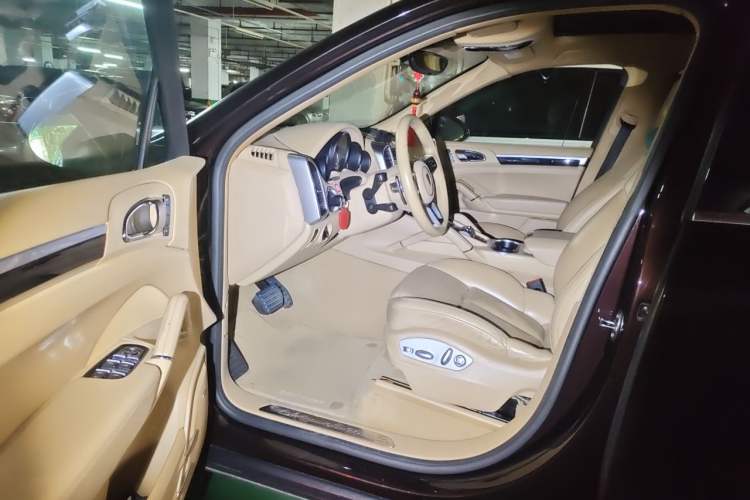 Used Porsche Cayenne 2016 Cayenne Platinum Edition 3.0T Driver Seat