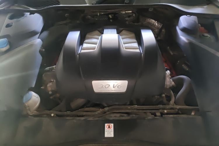 Used Porsche Cayenne 2016 3.0T parallel import Engine Bay