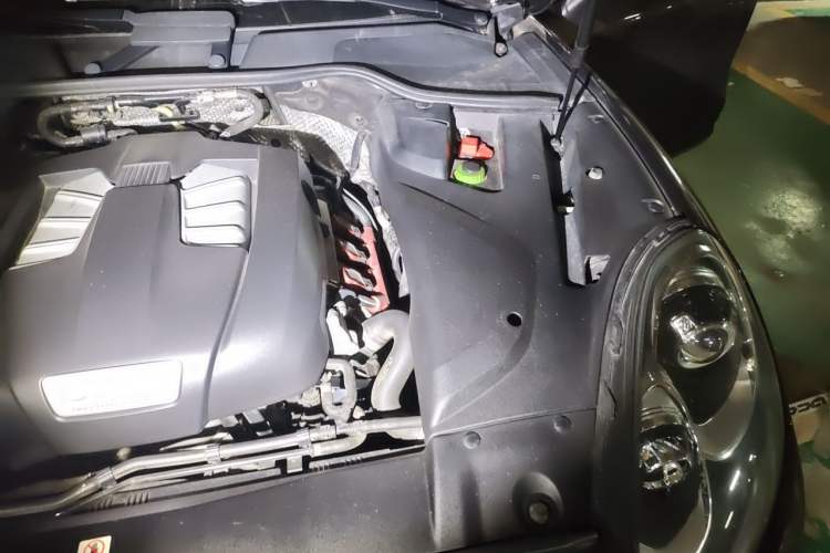 Used Porsche Cayenne 2016 Cayenne Platinum Edition 3.0T Engine Bay Left
