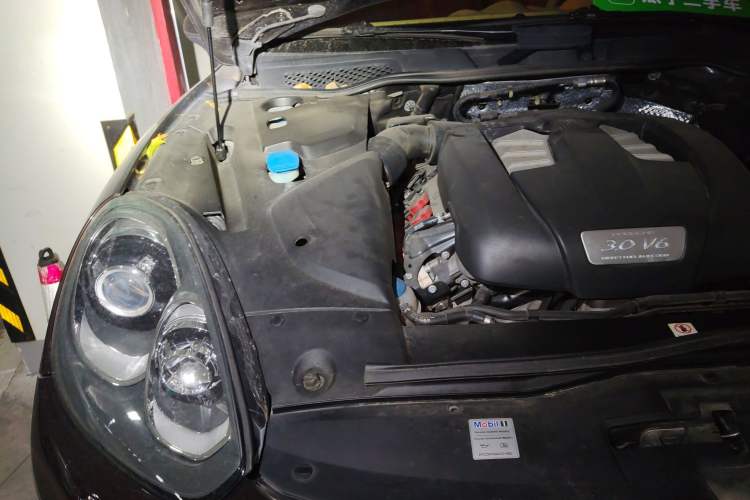 Used Porsche Cayenne 2016 Cayenne Platinum Edition 3.0T Engine Bay Right