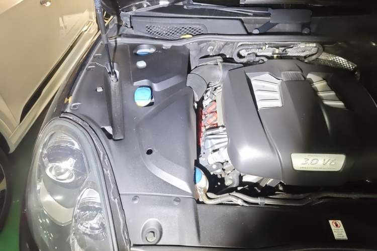 Used Porsche Cayenne 2016 Cayenne Platinum Edition 3.0T Engine Bay Right