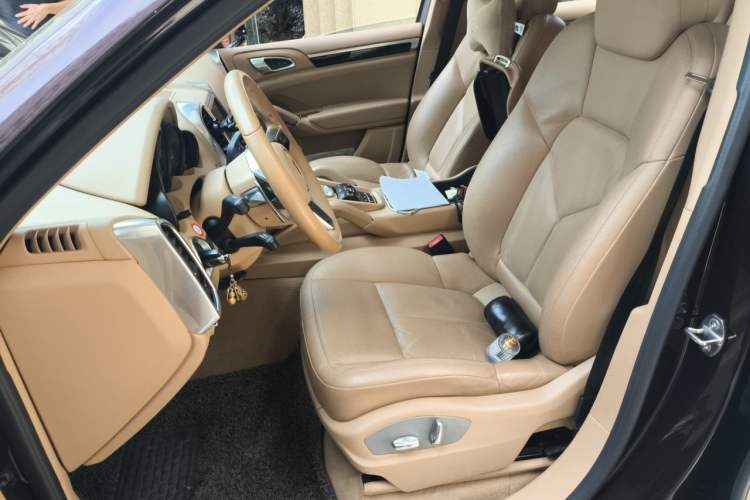Used Porsche Cayenne 2016 Cayenne Platinum Edition 3.0T Left Front Seat