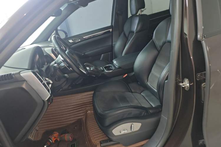Used Porsche Cayenne 2016 Cayenne Platinum Edition 3.0T Left Front Seat