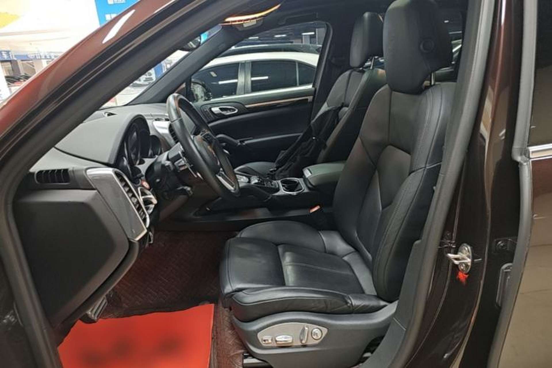 Used Porsche Cayenne 2016 Cayenne Platinum Edition 3.0T Left Front Seat
