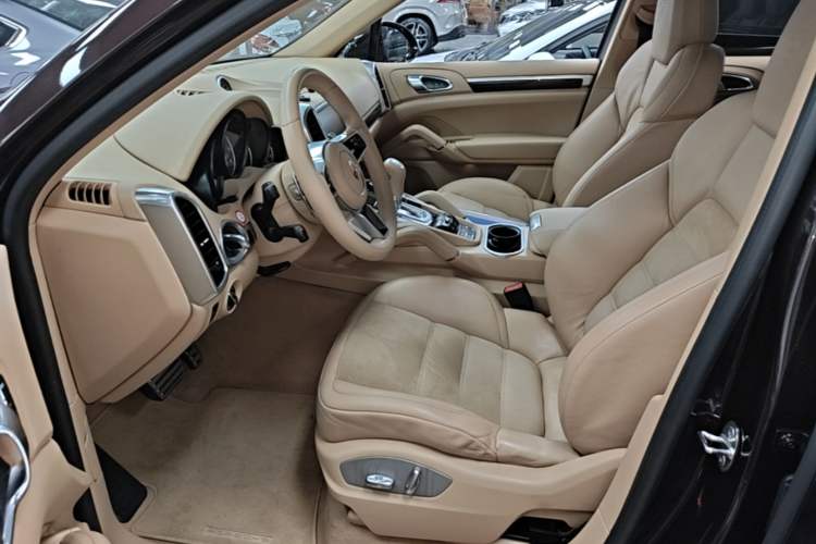Used Porsche Cayenne 2016 Cayenne Platinum Edition 3.0T Left Front Seat