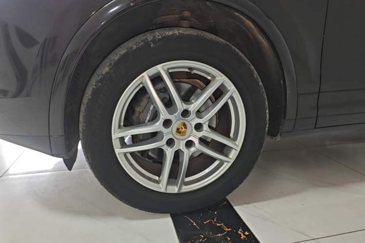 Used Porsche Cayenne 2016 Cayenne Platinum Edition 3.0T Left Front Wheel Hub