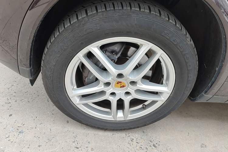 Used Porsche Cayenne 2016 Cayenne Platinum Edition 3.0T Left Front Wheel Hub