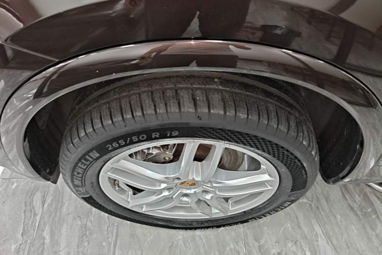 Used Porsche Cayenne 2016 Cayenne Platinum Edition 3.0T Left Front Wheel Hub