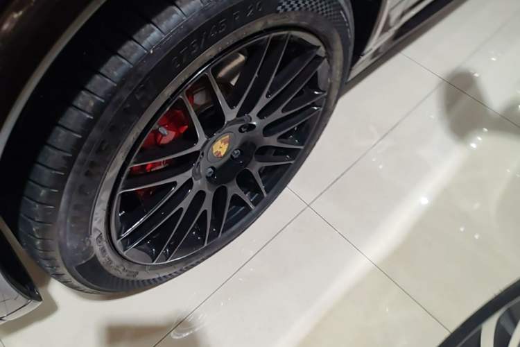 Used Porsche Cayenne 2016 Cayenne Platinum Edition 3.0T Left Front Wheel Hub