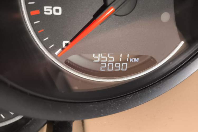 Used Porsche Cayenne 2016 Cayenne Platinum Edition 3.0T Odometer Close Up